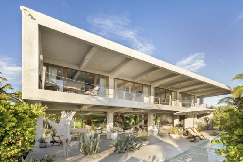 Fachada de Casa Soluna con jardín y piscina