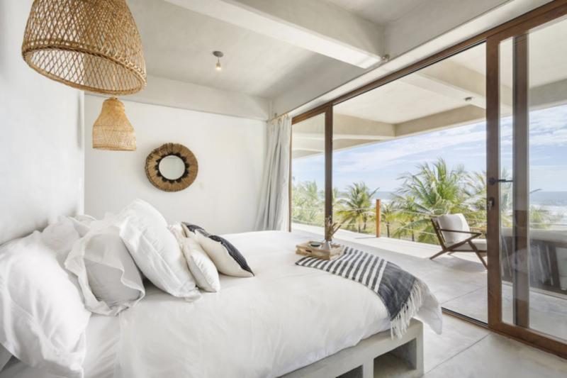Habitación con cama king y terraza