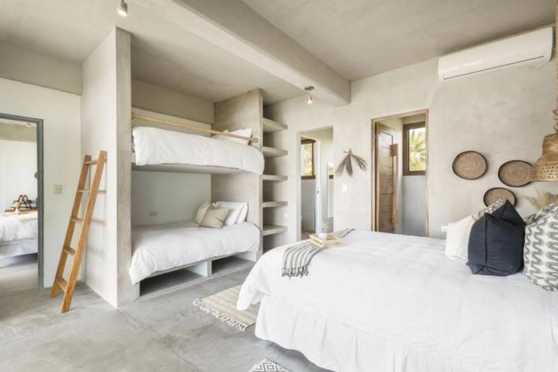 Habitación con cama queen y litera