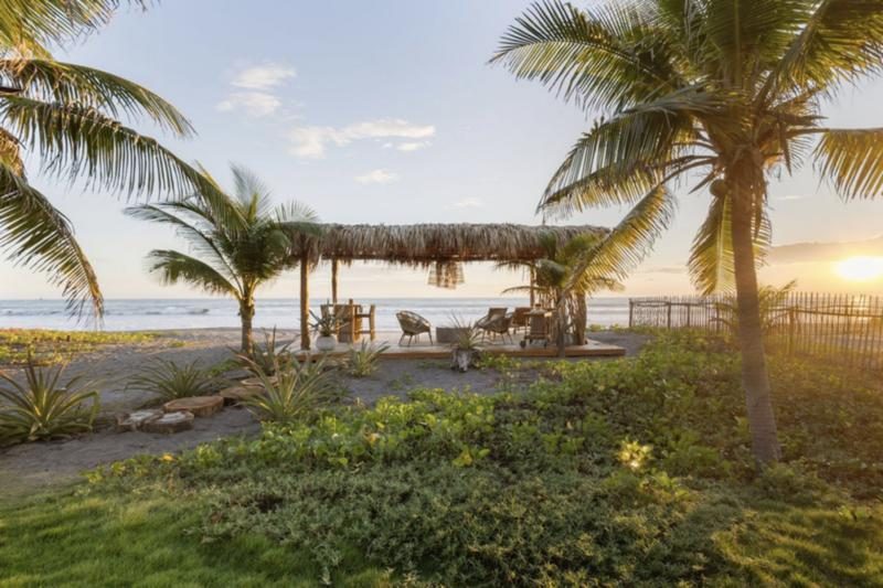 Palapa en la playa al atardecer