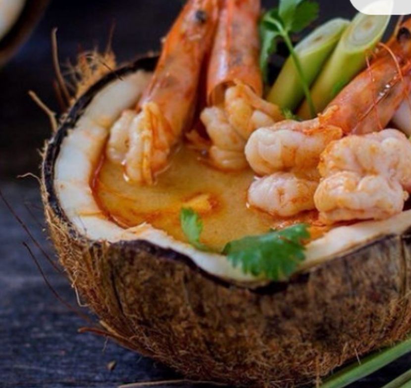 Bisque de camarón en coco