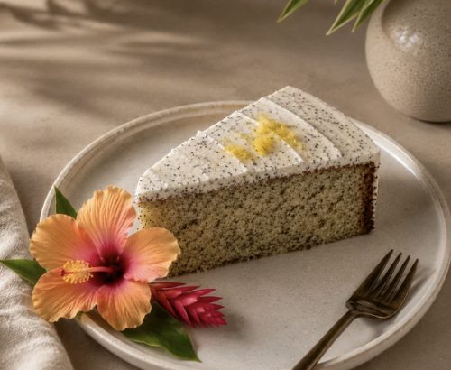 Rebanada de pastel de limón y amapola con flor de hibisco