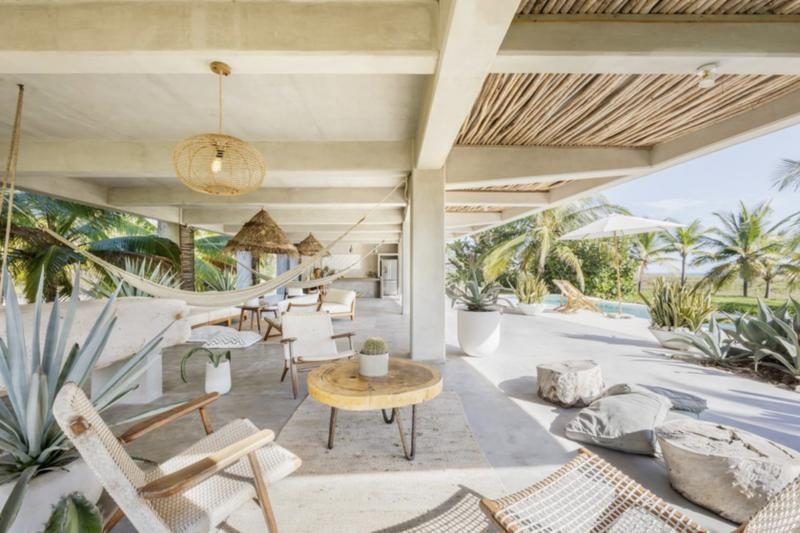 Terraza con hamaca y sillones